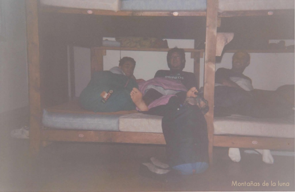 Jesús, Manolo Cano y Paco en la habitación Marboré del refugio
